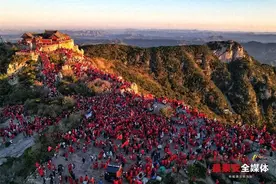 文化赋能、服务提质 2024年泰山购票进山游客量达806.3万人次图片