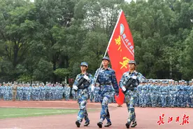 格斗术、匕首操齐上阵，这所大学新生直呼“太酷了”图片