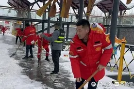 全力投身除雪破冰工作，济宁泉乡志愿者在行动图片