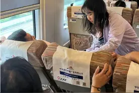 人美心善！护士度蜜月途中急救患病乘客图片