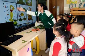 潍坊市潍城区芙蓉小学幼儿园：小手贴出树叶画，爱了爱了图片