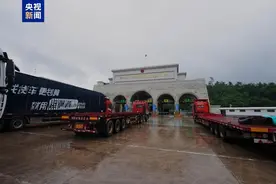 友谊关口岸年内出入境车辆已突破50万辆次图片