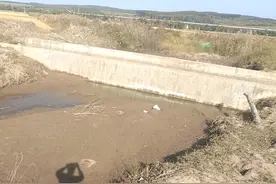 身边事｜过水渠修建不当 恐导致农田被淹图片
