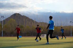 内蒙古巴林草原的孩子迷足球图片