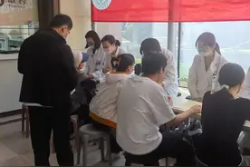 “药医同行”针对慢病合理用药——同济大学附属同济医院药剂科举行药学咨询义诊活动图片