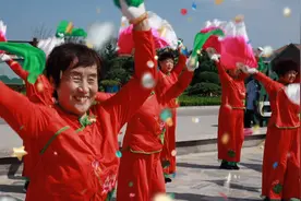​村村有好戏｜荣成东楮岛村：百年海草房化身“网红”民宿 渔家大鼓敲出乡村振兴“协奏曲”图片