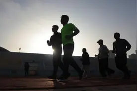 “你是我的眼，带我向前跑”！志愿者携手视障跑团追光而行图片