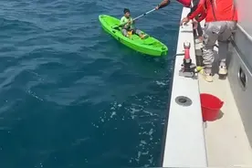 万幸！10岁男孩独自海钓漂流一夜后获救！救人者：我去看他了，听说没挨揍……图片