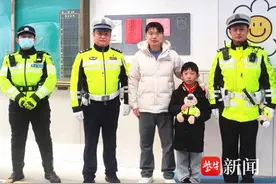 家长戴了头盔，坐在后面的孩子呢？看看扬州交警在“一生一盔保安全”上的创新做法图片