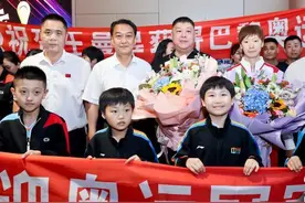 王曼昱3日载誉回哈尔滨图片