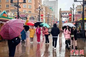 新疆乌鲁木齐各族民众欢度肉孜节图片