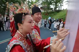 舟山定海一场集体婚礼，新人们还一起做了这件事图片