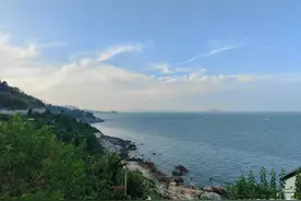 被赞“最帅大哥”！游客海边游玩车亏电，热心男子现场“制搭线”帮打火图片