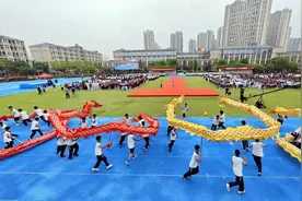 汪顺亮相杭州钱塘这所初中体育节 现场当起一初中生的“私教”图片