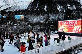 四川：冬游甘孜过新年图片
