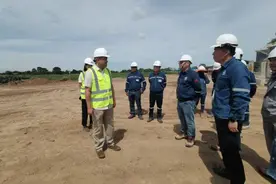 中国驻玻利维亚大使馆商务参赞刘晓峰一行莅临中铁九局玻利维亚圣胡利安大豆副产品加工厂项目并慰问项目员工图片