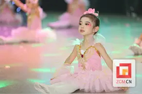 自贡灯会里“与灯共舞”的小女孩找到了 她的故事很精彩图片