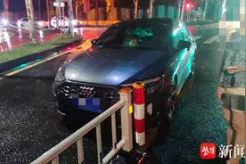 车库出来车窗突然起雾，司机操作不当撞上反光柱图片