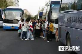 跟团游解锁昆明新玩法！千人旅行团滇池东岸打卡咖啡嘉年华图片