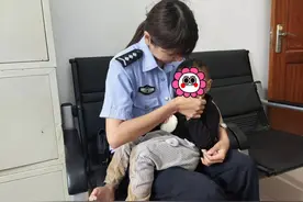 萌娃走失“做客”派出所，女警秒变“临时妈妈”图片