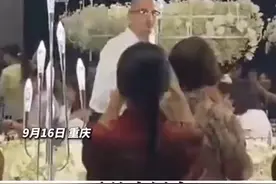 9月16日，重庆。有个“社牛”重庆老丈人是什么体验？婚礼上新娘爸爸兼职气氛组，唱、跳、撒红包，全场气氛由他掌控。图片