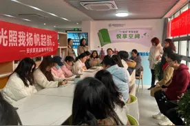 安庆医药高等专科学校领导深入“悦享空间”学生社区暖心慰问考研学生图片
