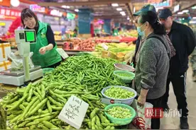 乘地铁出站后顺手买把菜，武汉首座“地铁菜市场”就在洪山广场图片