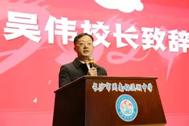 开学第一课 | 周南梅溪湖中学校长吴伟：做自我成长的摆渡人图片