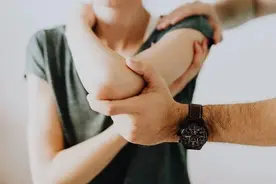 【科普】有人总爱把手指关节掰得“咔咔”响，到底有没有坏处？图片
