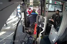 暖心！老人推助行器乘车，公交驾驶员暖心搀扶图片