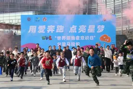 看！一群“来自星星的孩子”在春日的樱花树下奔跑图片