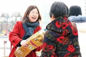 常坐“小板凳”，架起“连心桥”图片