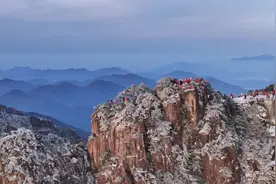 太美啦！三月黄山竟被春雪“染白”图片