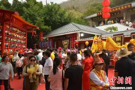 海南三亚上万民众“龙抬头”节祭海祈福图片