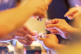 春节聚会切勿过量饮酒！饮酒前这些习惯助你减轻酒精危害图片