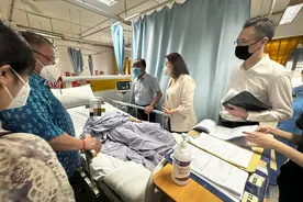 马来西亚一旅游大巴翻覆，致两名中国游客身亡图片