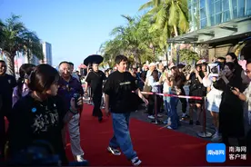 沈腾亮相海南岛国际电影节嘉年华启动仪式图片