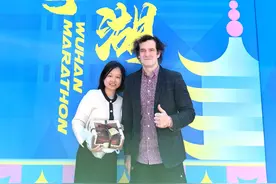 樱花季 越江湖｜不远万里来跑汉马，俄罗斯小哥还给长江日报记者带来一份礼物图片