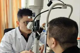 女老师确诊老花眼！“我才40出头，怎么会”图片