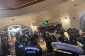 上海迪士尼商店全是人！有人排8小时被告知卖完，还有人直接闯入并拒绝离开......最新回应→图片