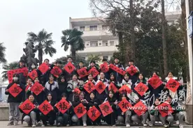 襄阳二十四中书法生挥毫泼墨庆元旦 送春联 赠福字图片