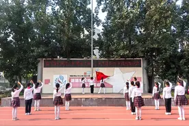 七里河小学举行“稻菽千重浪，禾下好乘凉”主题升旗仪式图片