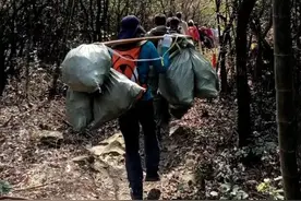 一群上海爷叔“赔钱”在山里捡垃圾，还乐在其中→图片