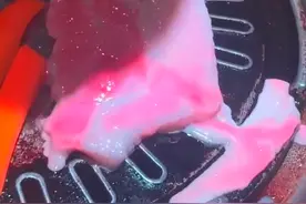 深圳一顾客称烤肉流出粉色液体，商家：不是合成肉，汁水烤出来了图片