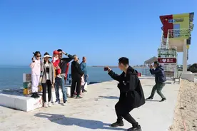 【我们的节日·春节】春节期间 市民游客自驾打卡昌江“千寻之梦”彩虹路图片