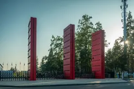 成都东软学院红大门图片