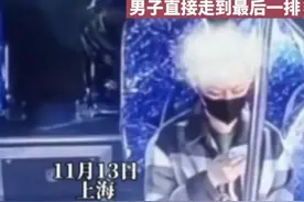 黑衣男子上公交走到最后一排，迅速脱裤子大便，动作之快惊呆公交司机图片