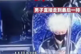 黑衣男子上公交走到最后一排，迅速脱裤子大便，动作之快惊呆公交司机图片