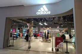 拼单买鞋没小票被拒“三包”，上海爷叔怒告阿迪达斯专卖店图片