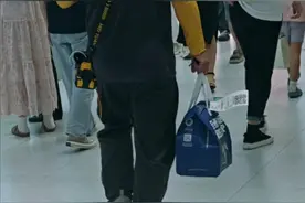江苏“外卖封签”新规实施两个月，记者实探：南京部分小门店仍是塑料袋打结封口图片